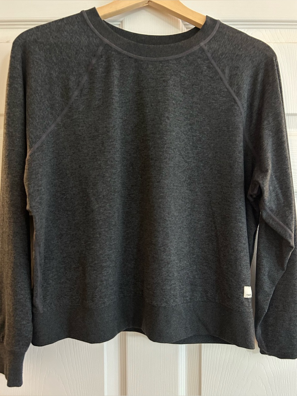 Vuori heathered black pullover crewneck